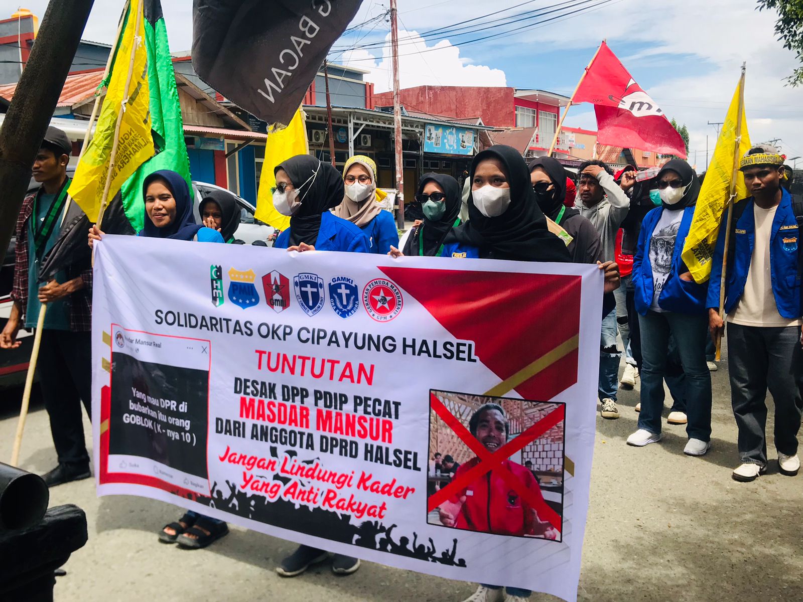 Solidaritas OKP Cipayung Plus Halsel Kepung Jalan, Desak DPP PDIP Pecat Masdar Mansur